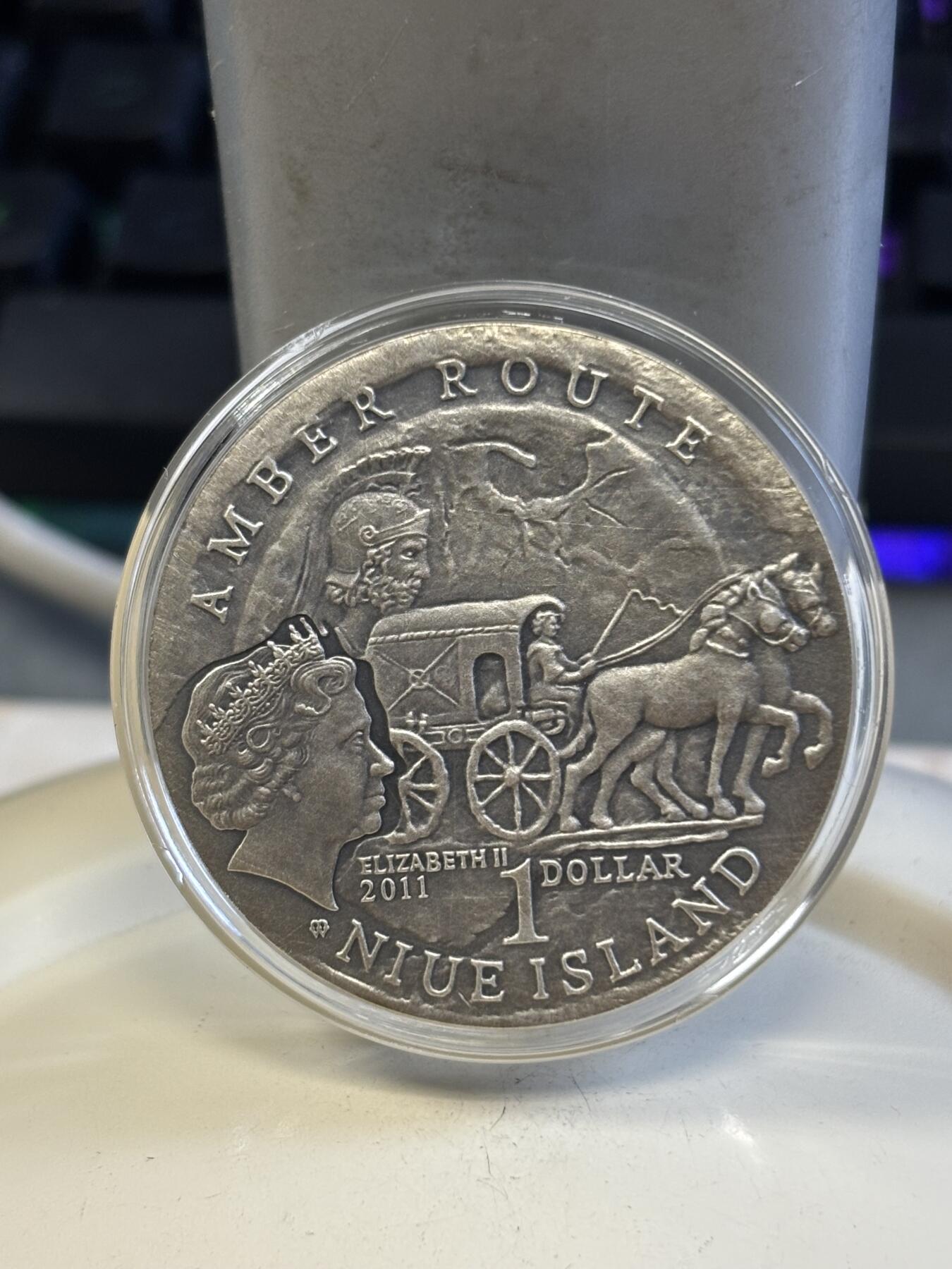 第197期拍卖 纽埃2011年琥珀之路-卡农顿仿古镶嵌琥珀28.28克纪念银币，925银银价491，