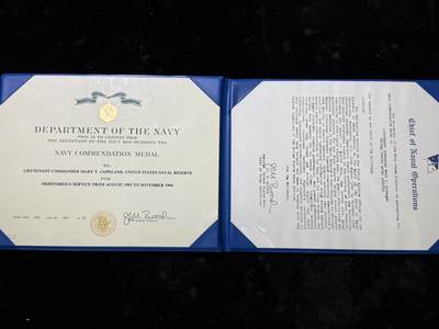 戎马世界章牌大赏第115期 美国海军夫妻套证，丈夫是美国海军公共事务官，妻子担任过海军特种作战司令部礼仪官与海军信息局行动官参与过高贵之鹰行动（911复仇行动）、沙漠盾牌行动、还有沙漠风暴行动的对外宣传与媒体联络工作