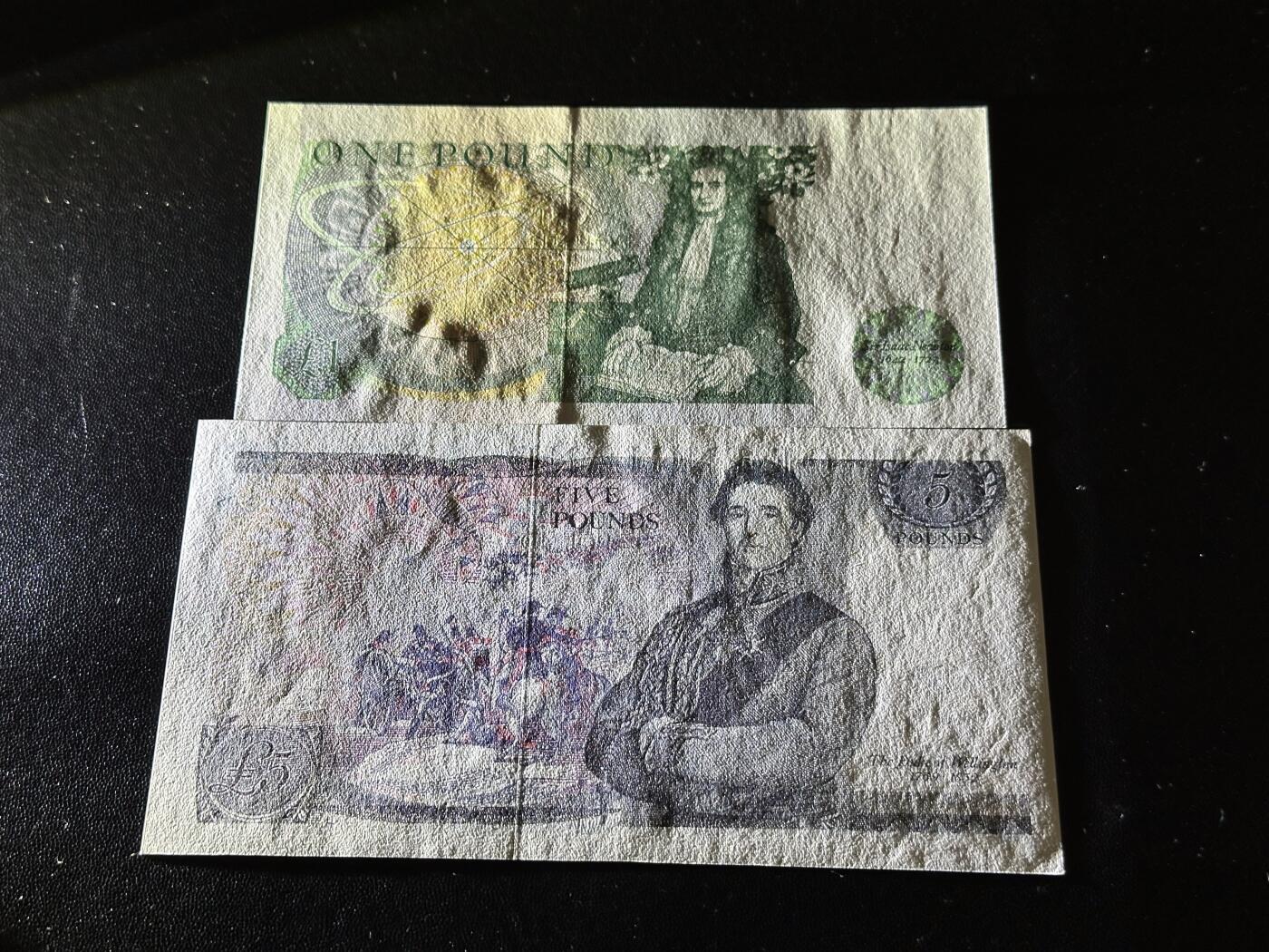 《外钞收藏家》第六百二十八期（精品百拍场）（长期征集拍品、欢迎藏友们联系合作） 英国D序列1和5镑 2张一起 全新UNC 5镑角不绝