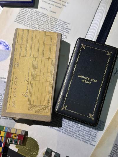 戎马世界章牌大赏第115期 美国空军建设人员奖章大套，包含得主获得的三枚奖章，勋标与各种证章，证书证件等，内容非常丰富，得主参与了二战越战，在韩国与阿波罗计划航天基地附近驻扎与参与建设过