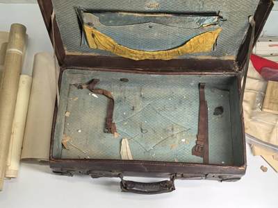 小驴勋章奖章收藏4月18日周六晚六点拍卖（珍爱和平，收藏战争，铭记历史，勿忘国耻，忠党爱国。有偿代拍，送拍规则在简介最后，参拍须阅读规则后再参拍，关系到运费包装发货时效真假辨别等关键信息，拍卖时不再发原图，看大图店主微信码在拍卖店铺介绍里或者找我要） 伟大的抗日战争时期日方从军记章勋记、杂件等在一个皮箱里一套