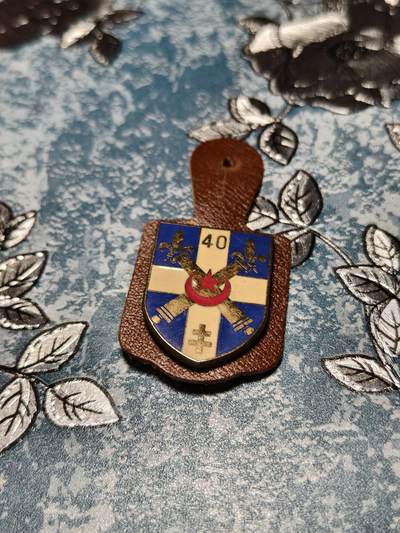 抚柳草堂-第二十六期章牌钱币  奖章勋章 满百包邮 放漏专场 法国第40炮兵团证章（北非军团） 历史原品 新月与红星 这是北非军团（Troupes Coloniales）的标志性配色在阿尔及利亚战争期间该团驻扎在北非地区 