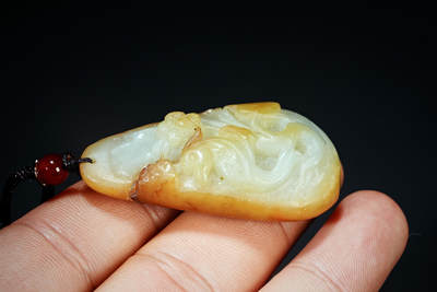 上海都达杂项专场102【全场包邮】  天然和田玉精雕《喜上眉梢》挂件97-43