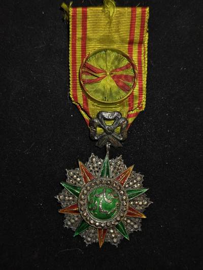 凯旋世界勋赏（第23期）（欢迎送拍）（对拍品有疑问请询问客服，不接受到手刀，出价默认拍品品相。请认真阅读拍卖规则！出价默认已认可！）（收到货请录制开箱视频，无视频概不处理问题。） - 突尼斯勋章军官级（银制42g）