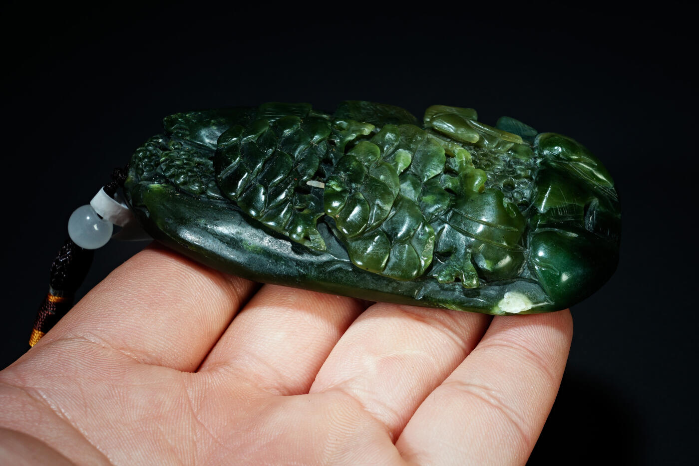 上海都达杂项专场八十一【全场包邮】  天然和田玉青玉精雕《闲下悠然》手把件97-37