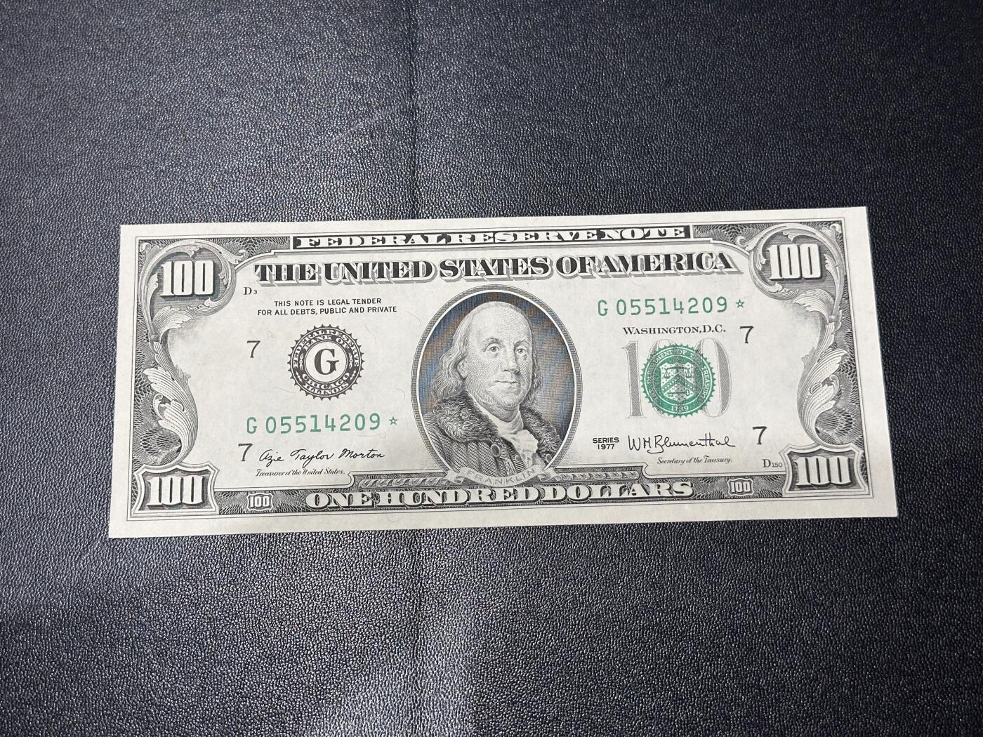 《外钞收藏家》第六百二十八期（精品百拍场）（长期征集拍品、欢迎藏友们联系合作） 1977年美国小头版100美元 补号 UNC-  一个角不绝