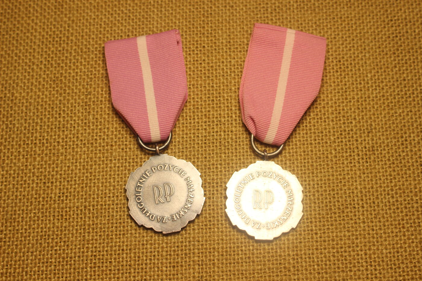 2026.4.21杂货小拍卖 波兰金婚奖章一组，附带原主人获奖时的照片一组，库存品相