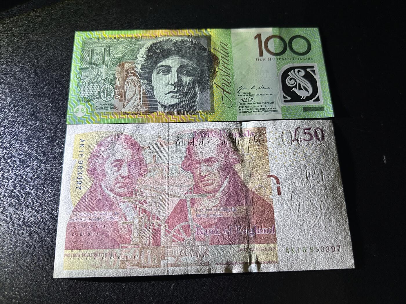《外钞收藏家》第六百二十八期（精品百拍场）（长期征集拍品、欢迎藏友们联系合作） 2013年澳大利亚100元 全新 轻微压印+F序列50英镑全新UNC 2张一起
