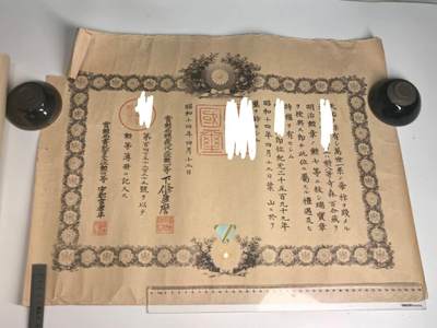 小驴勋章奖章收藏4月18日周六晚六点拍卖（珍爱和平，收藏战争，铭记历史，勿忘国耻，忠党爱国。有偿代拍，送拍规则在简介最后，参拍须阅读规则后再参拍，关系到运费包装发货时效真假辨别等关键信息，拍卖时不再发原图，看大图店主微信码在拍卖店铺介绍里或者找我要） 接上一拍品：伟大的抗日战争时期日方从军记章勋记、杂件等在一个皮箱里一套，不要出价