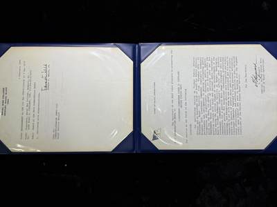 戎马世界章牌大赏第115期 美国海军夫妻套证，丈夫是美国海军公共事务官，妻子担任过海军特种作战司令部礼仪官与海军信息局行动官参与过高贵之鹰行动（911复仇行动）、沙漠盾牌行动、还有沙漠风暴行动的对外宣传与媒体联络工作