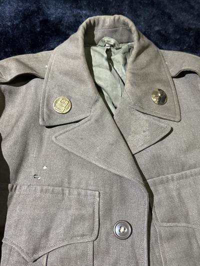 戎马世界章牌大赏第115期 美国飞行员衣服与空军嘉奖以及服役功绩奖章证书一套，获得事迹分别为保障联队从F-4鬼怪到F-16战隼的平稳换装转型以及在担任驻英国本特沃特斯第81战术战斗机联队生命保障主管期间以极强专业能力保障战机完好率，所属单位获评驻欧空军年度最优，为美国空军赢得重大荣誉