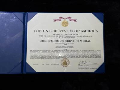 戎马世界章牌大赏第115期 美国海军夫妻套证，丈夫是美国海军公共事务官，妻子担任过海军特种作战司令部礼仪官与海军信息局行动官参与过高贵之鹰行动（911复仇行动）、沙漠盾牌行动、还有沙漠风暴行动的对外宣传与媒体联络工作