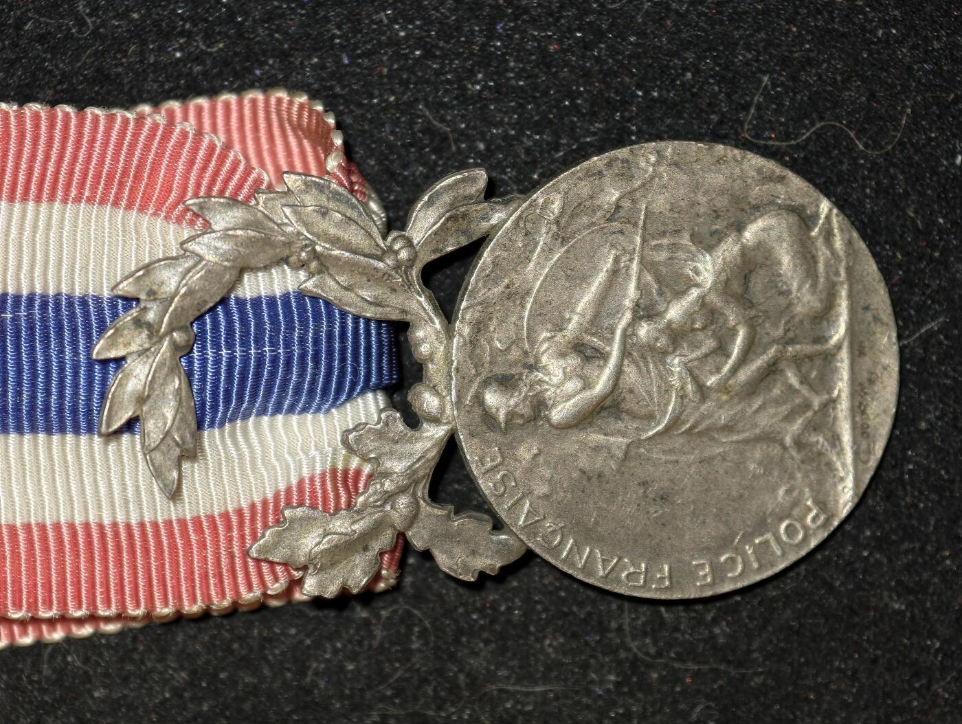 凯旋世界勋赏（第23期）（欢迎送拍）（对拍品有疑问请询问客服，不接受到手刀，出价默认拍品品相。请认真阅读拍卖规则！出价默认已认可！）（收到货请录制开箱视频，无视频概不处理问题。） 法国警察荣誉勋章银制12.3g