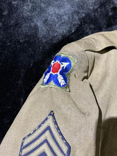 戎马世界章牌大赏第115期 美国飞行员衣服与空军嘉奖以及服役功绩奖章证书一套，获得事迹分别为保障联队从F-4鬼怪到F-16战隼的平稳换装转型以及在担任驻英国本特沃特斯第81战术战斗机联队生命保障主管期间以极强专业能力保障战机完好率，所属单位获评驻欧空军年度最优，为美国空军赢得重大荣誉