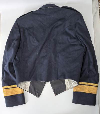 小驴勋章奖章收藏4月18日周六晚六点拍卖（珍爱和平，收藏战争，铭记历史，勿忘国耻，忠党爱国。有偿代拍，送拍规则在简介最后，参拍须阅读规则后再参拍，关系到运费包装发货时效真假辨别等关键信息，拍卖时不再发原图，看大图店主微信码在拍卖店铺介绍里或者找我要） 英国皇家空军RAF礼服马甲裤子一套，没量尺寸，170cm偏胖成年男性可以穿