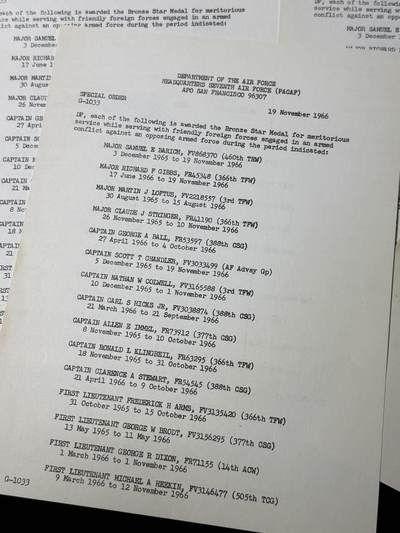 戎马世界章牌大赏第115期 美国空军建设人员奖章大套，包含得主获得的三枚奖章，勋标与各种证章，证书证件等，内容非常丰富，得主参与了二战越战，在韩国与阿波罗计划航天基地附近驻扎与参与建设过