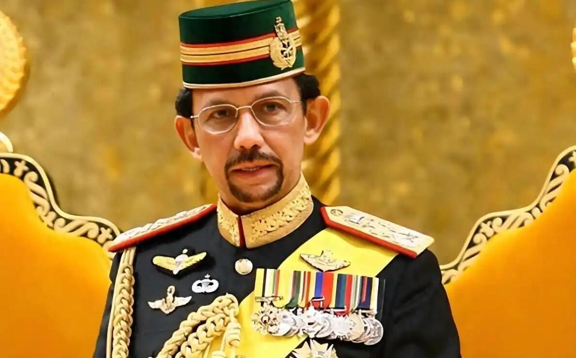 【俄甄集藏】满园春色-2026年(051)04-22星期三 晚 19:30 全场包邮 文莱1992年哈桑纳尔·博尔基亚苏丹头像纪念货币局成立25周年精制全银套币，原盒证，建筑为奥马尔·阿里·赛福鼎清真寺，共计74.41克，925银，发行量2000套，名誉品种