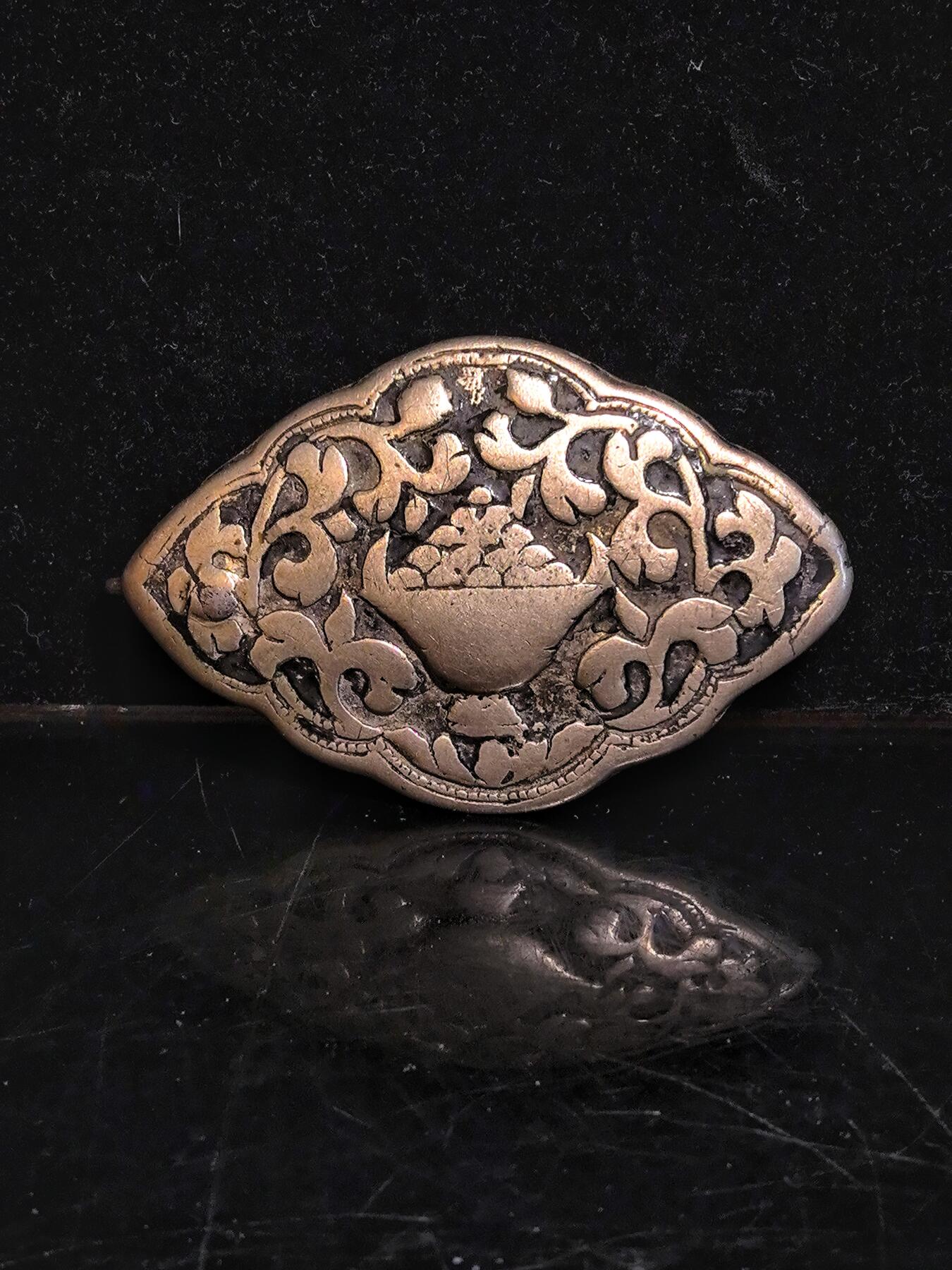 碧月说宝.雪域莲花开（二） 清代 银錾刻聚宝盆缠枝纹带扣