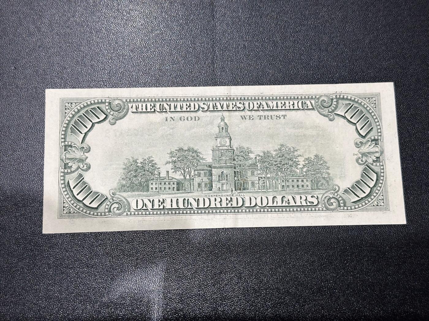 《外钞收藏家》第六百二十八期（精品百拍场）（长期征集拍品、欢迎藏友们联系合作） 1993年美国小头版100美元 AU品相