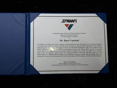 戎马世界章牌大赏第115期 美国海军夫妻套证，丈夫是美国海军公共事务官，妻子担任过海军特种作战司令部礼仪官与海军信息局行动官参与过高贵之鹰行动（911复仇行动）、沙漠盾牌行动、还有沙漠风暴行动的对外宣传与媒体联络工作