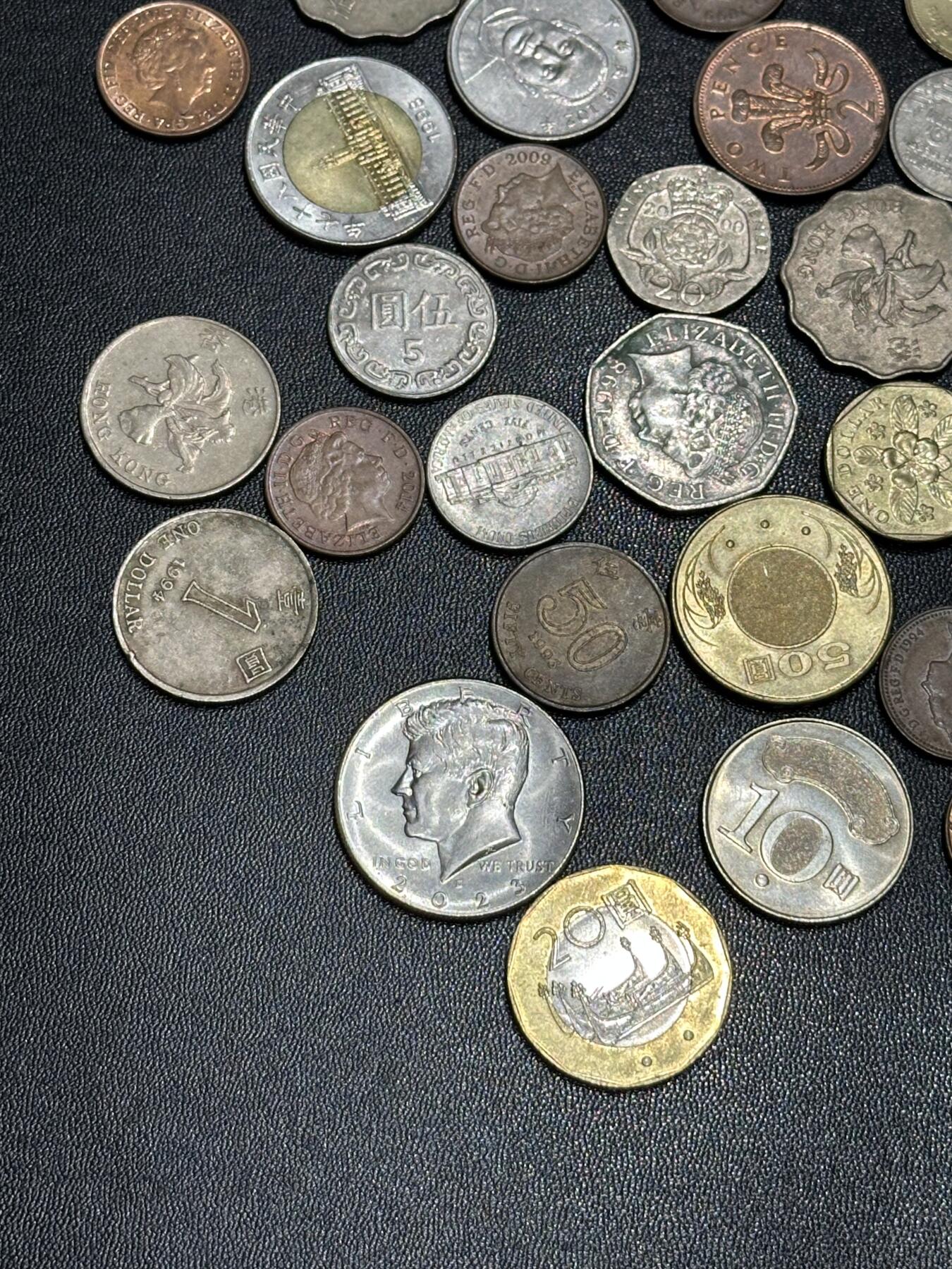 《外钞收藏家》第六百二十八期（精品百拍场）（长期征集拍品、欢迎藏友们联系合作） 几十枚硬币一起 如图