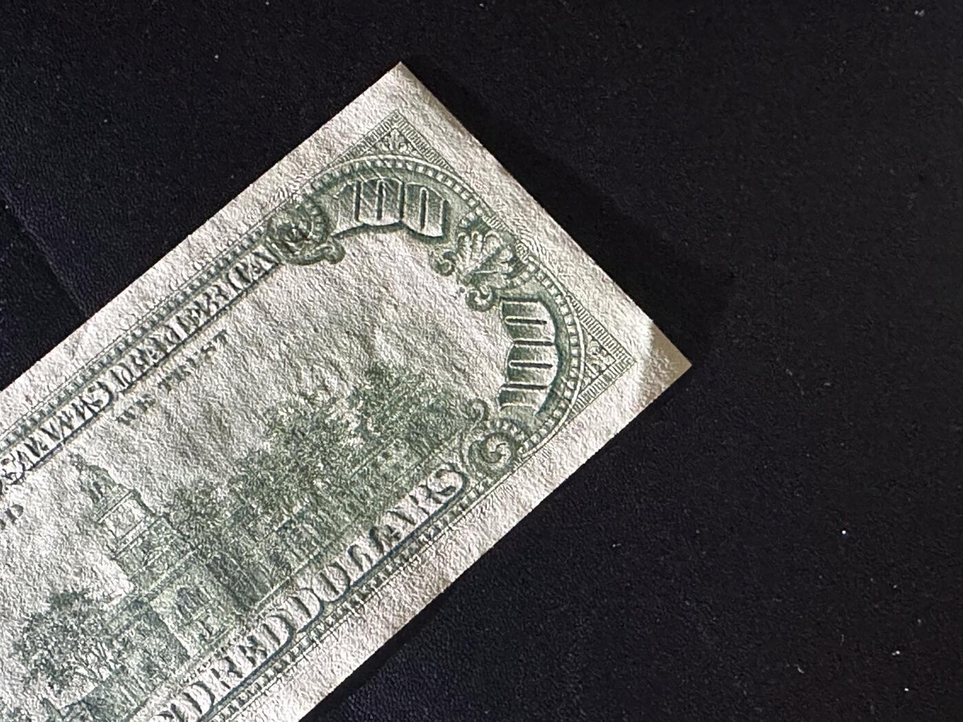 《外钞收藏家》第六百二十八期（精品百拍场）（长期征集拍品、欢迎藏友们联系合作） 1977年美国小头版100美元 补号 UNC-  一个角不绝