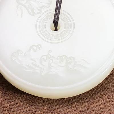 平安大扣子脂白新疆和田玉作品，平安扣，58.63g，直径51，白皮，玉质油润，脂粉感十足，糯性满满，微微结构，双面浮雕工艺，古朴大气，海派玉雕名家作品，有款证全套包装！JL310416 平安大扣子脂白新疆和田玉作品，平安扣，58.63g，直径51，白皮，玉质油润，脂粉感十足，糯性满满，微微结构，双面浮雕工艺，古朴大气，海派玉雕名家作品，有款证全套包装！JL310416