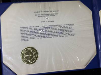 戎马世界章牌大赏第115期 美国空军建设人员奖章大套，包含得主获得的三枚奖章，勋标与各种证章，证书证件等，内容非常丰富，得主参与了二战越战，在韩国与阿波罗计划航天基地附近驻扎与参与建设过