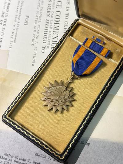 戎马世界章牌大赏第115期 美国空军建设人员奖章大套，包含得主获得的三枚奖章，勋标与各种证章，证书证件等，内容非常丰富，得主参与了二战越战，在韩国与阿波罗计划航天基地附近驻扎与参与建设过