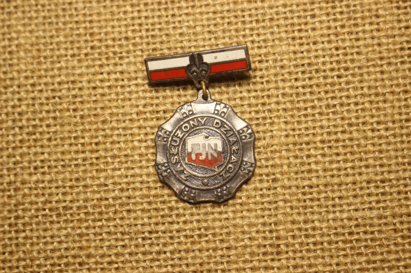 2026.4.21杂货小拍卖 波兰功勋工作者奖章，合金材质，波兰民族团结阵线颁发，库存品相