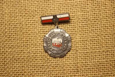 2026.4.21杂货小拍卖 - 波兰功勋工作者奖章，合金材质，波兰民族团结阵线颁发，库存品相