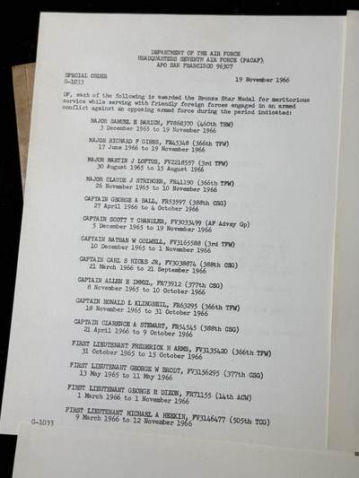 戎马世界章牌大赏第115期 美国空军建设人员奖章大套，包含得主获得的三枚奖章，勋标与各种证章，证书证件等，内容非常丰富，得主参与了二战越战，在韩国与阿波罗计划航天基地附近驻扎与参与建设过