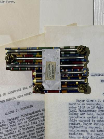 戎马世界章牌大赏第115期 美国空军建设人员奖章大套，包含得主获得的三枚奖章，勋标与各种证章，证书证件等，内容非常丰富，得主参与了二战越战，在韩国与阿波罗计划航天基地附近驻扎与参与建设过