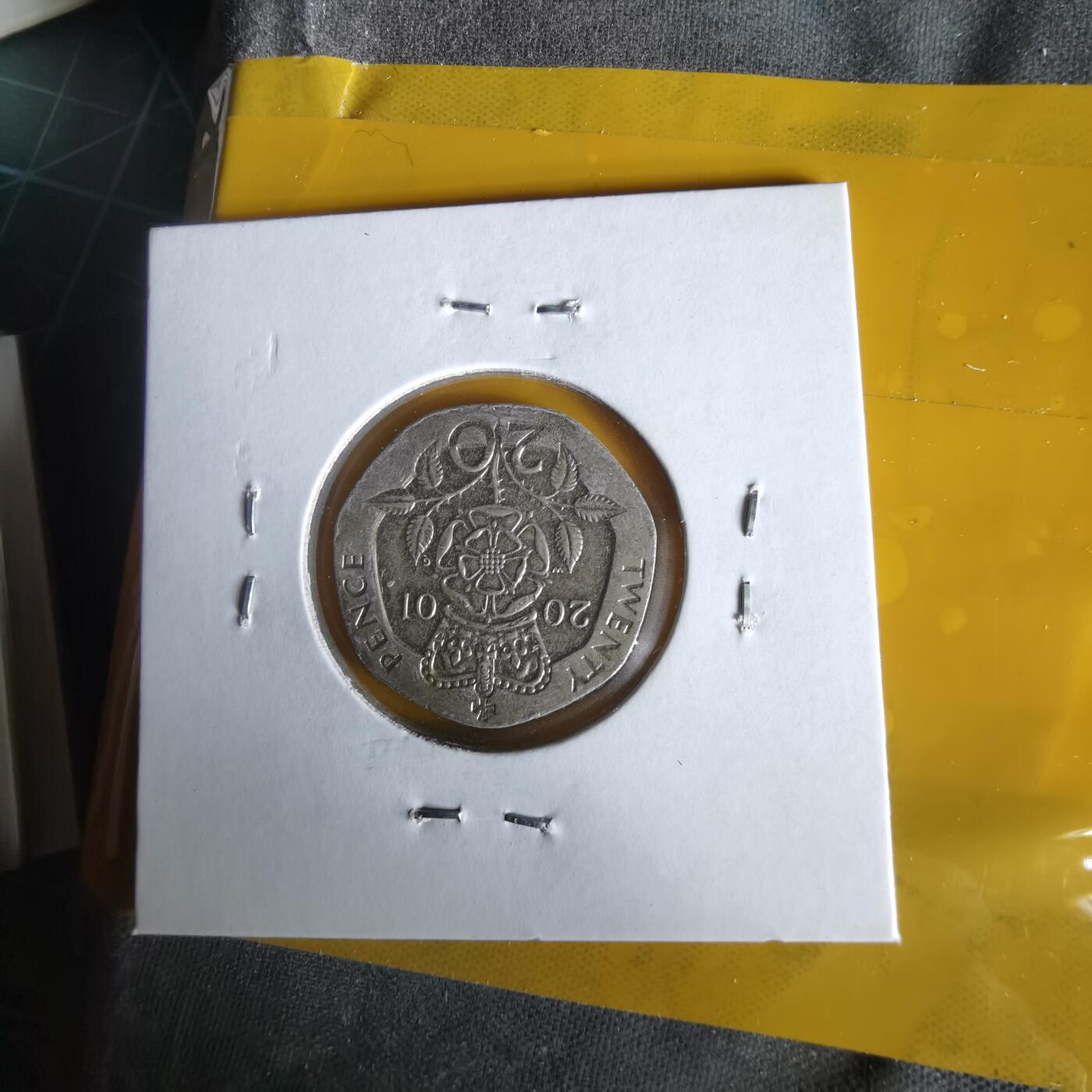 沼泽如烟--第1061场 英国2001年20便士