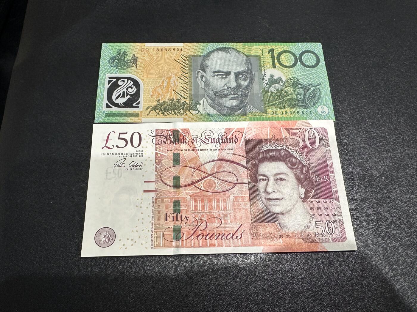 《外钞收藏家》第六百二十八期（精品百拍场）（长期征集拍品、欢迎藏友们联系合作） 2013年澳大利亚100元 全新 轻微压印+F序列50英镑全新UNC 2张一起