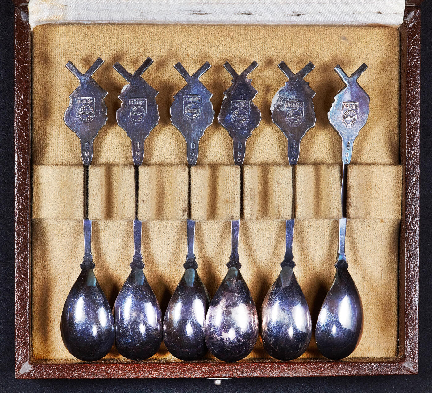 【俄甄集藏】满园春色-2026年(051)04-22星期三 晚 19:30 全场包邮 荷兰1983年菲利普公司订制传统风车题材纪念银勺6支一套，原盒，著名银器公司休伯特·霍伊卡斯制作，包浆醇厚，保存完好，长：123mm，宽：23mm，总重量：100克，835银，上期被鸽重拍