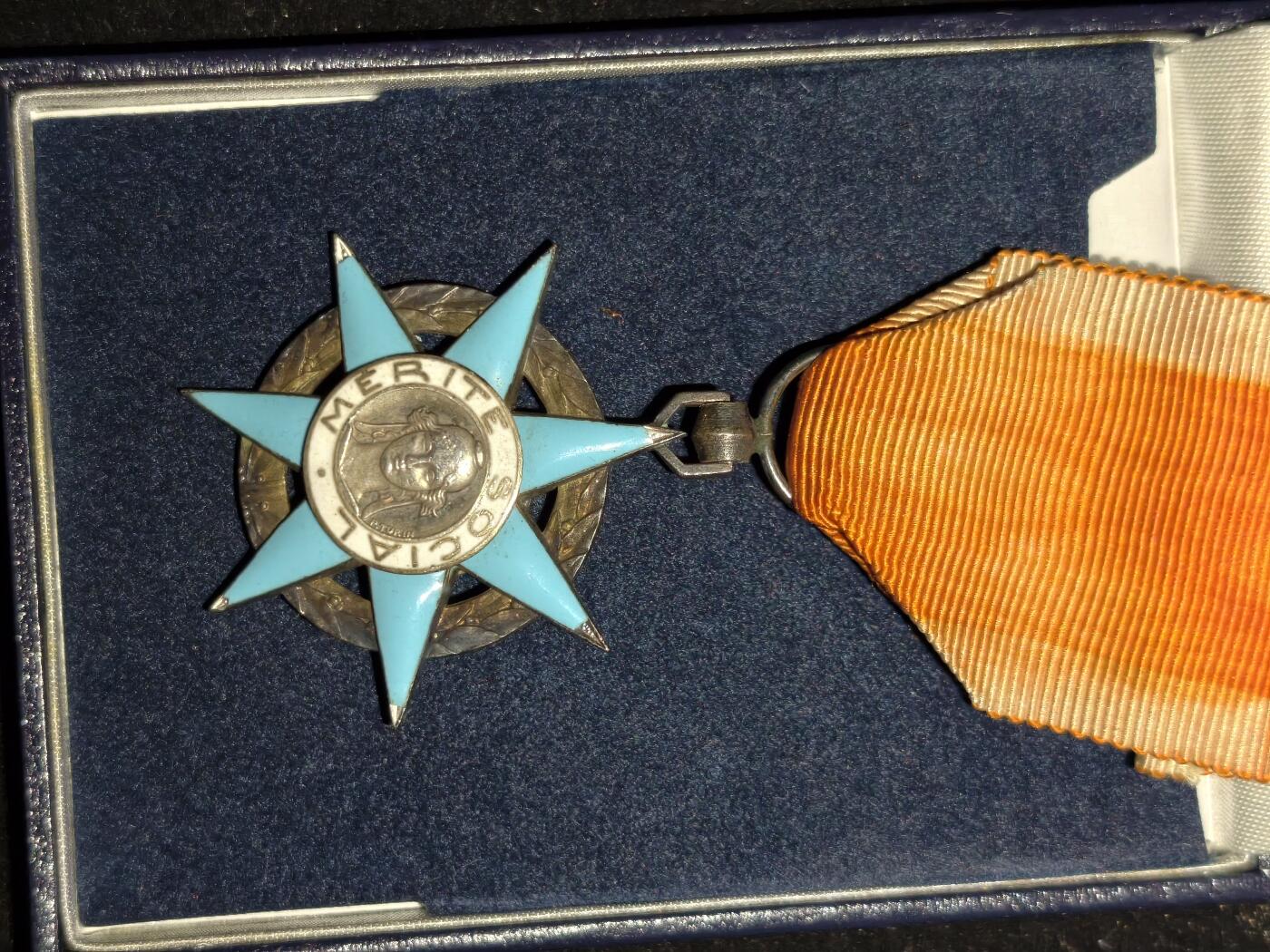 凯旋世界勋赏（第23期）（欢迎送拍）（对拍品有疑问请询问客服，不接受到手刀，出价默认拍品品相。请认真阅读拍卖规则！出价默认已认可！）（收到货请录制开箱视频，无视频概不处理问题。） 法国社会荣誉勋章