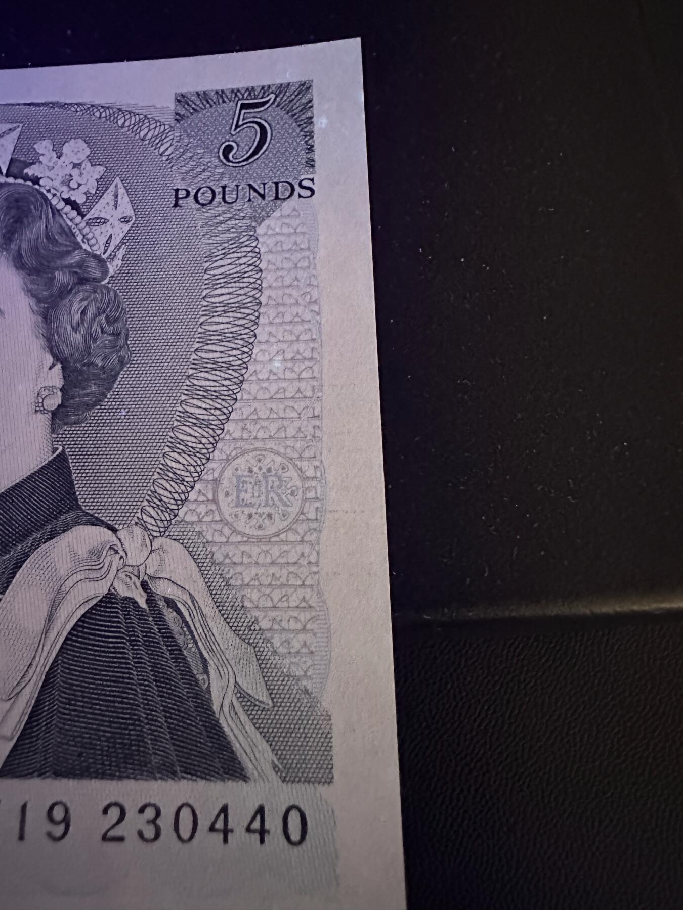 《外钞收藏家》第六百二十八期（精品百拍场）（长期征集拍品、欢迎藏友们联系合作） 英国D序列1和5镑 2张一起 全新UNC 5镑角不绝