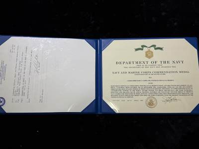 戎马世界章牌大赏第115期 美国海军夫妻套证，丈夫是美国海军公共事务官，妻子担任过海军特种作战司令部礼仪官与海军信息局行动官参与过高贵之鹰行动（911复仇行动）、沙漠盾牌行动、还有沙漠风暴行动的对外宣传与媒体联络工作