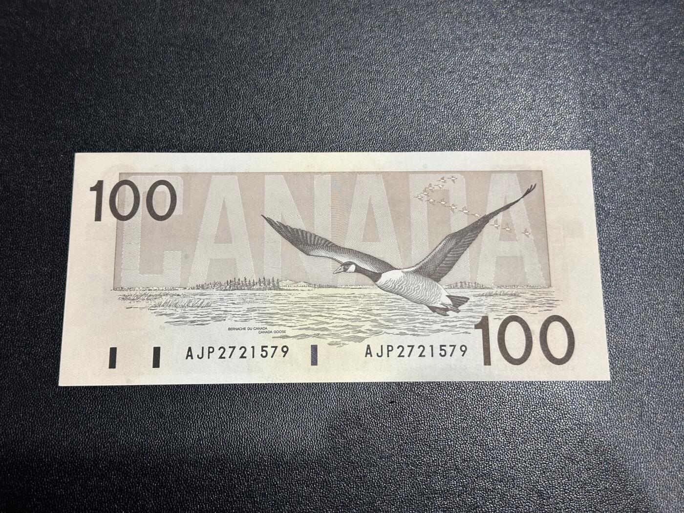 《外钞收藏家》第六百二十八期（精品百拍场）（长期征集拍品、欢迎藏友们联系合作） 1988年加拿大鸟版100元 AU品相