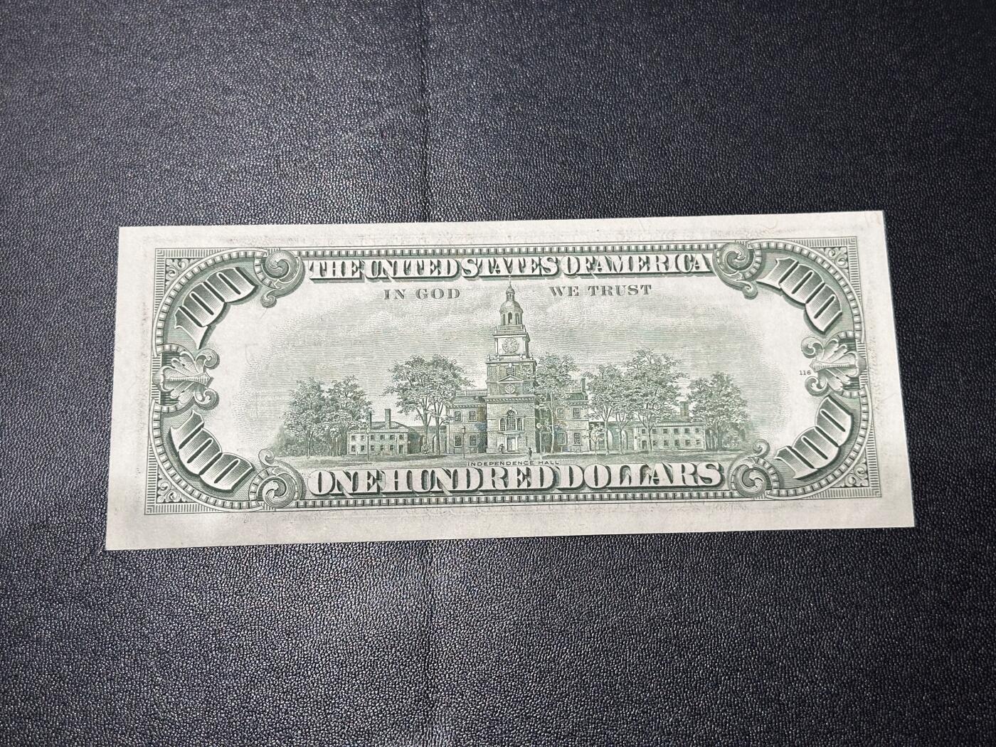 《外钞收藏家》第六百二十八期（精品百拍场）（长期征集拍品、欢迎藏友们联系合作） 1977年美国小头版100美元 补号 UNC-  一个角不绝