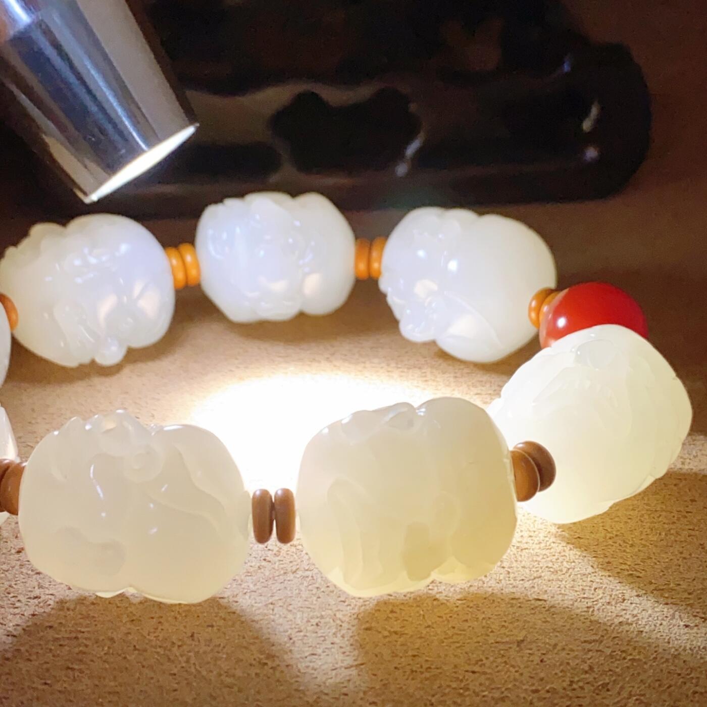 新疆和田玉作品，十八罗汉手持，154.58g，白度一级，油性好，脂粉感十足，超大颗粒，颗颗立体双面工，品相霸气！