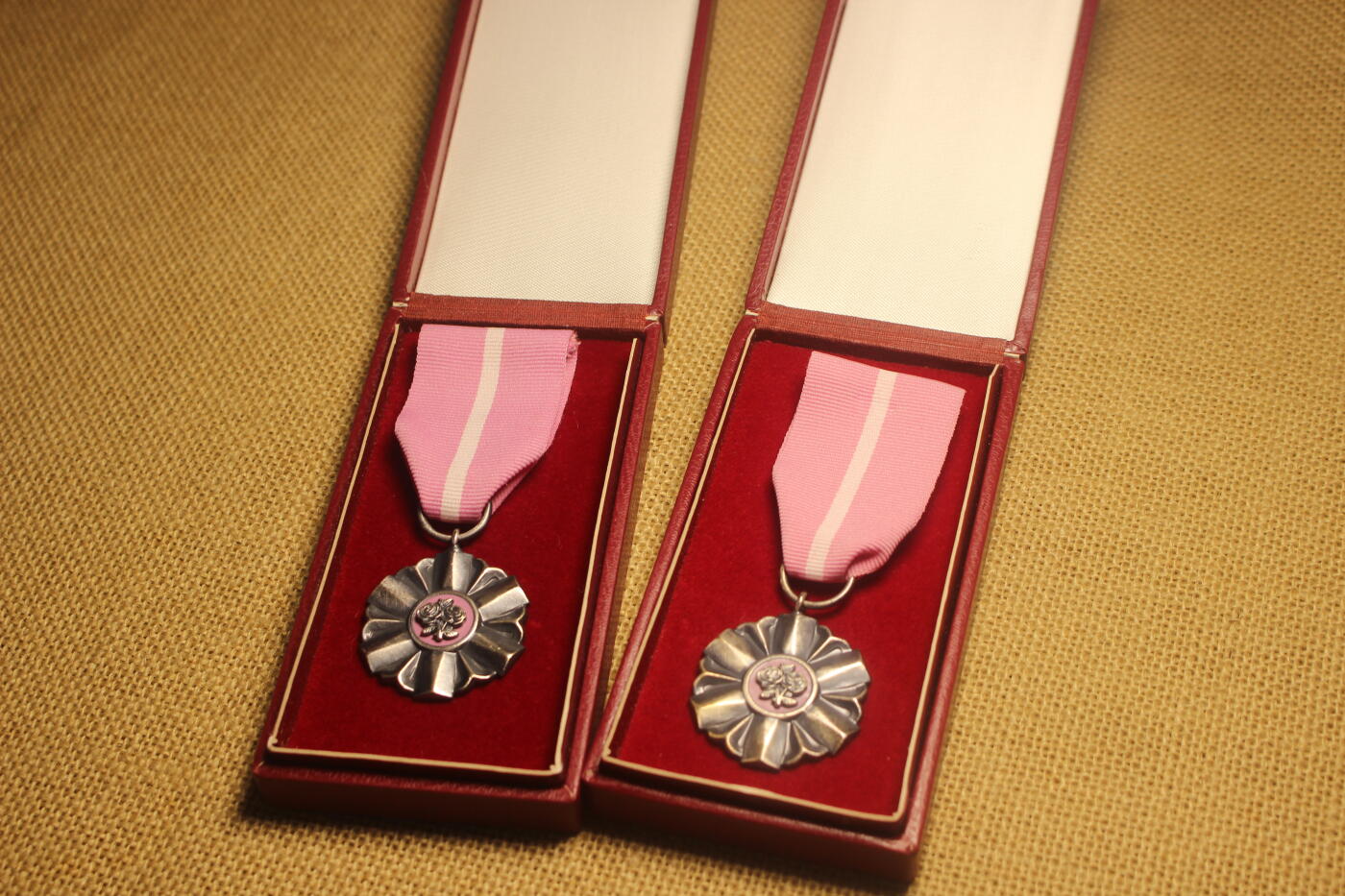 2026.4.21杂货小拍卖 波兰金婚奖章一组，附带原主人获奖时的照片一组，库存品相
