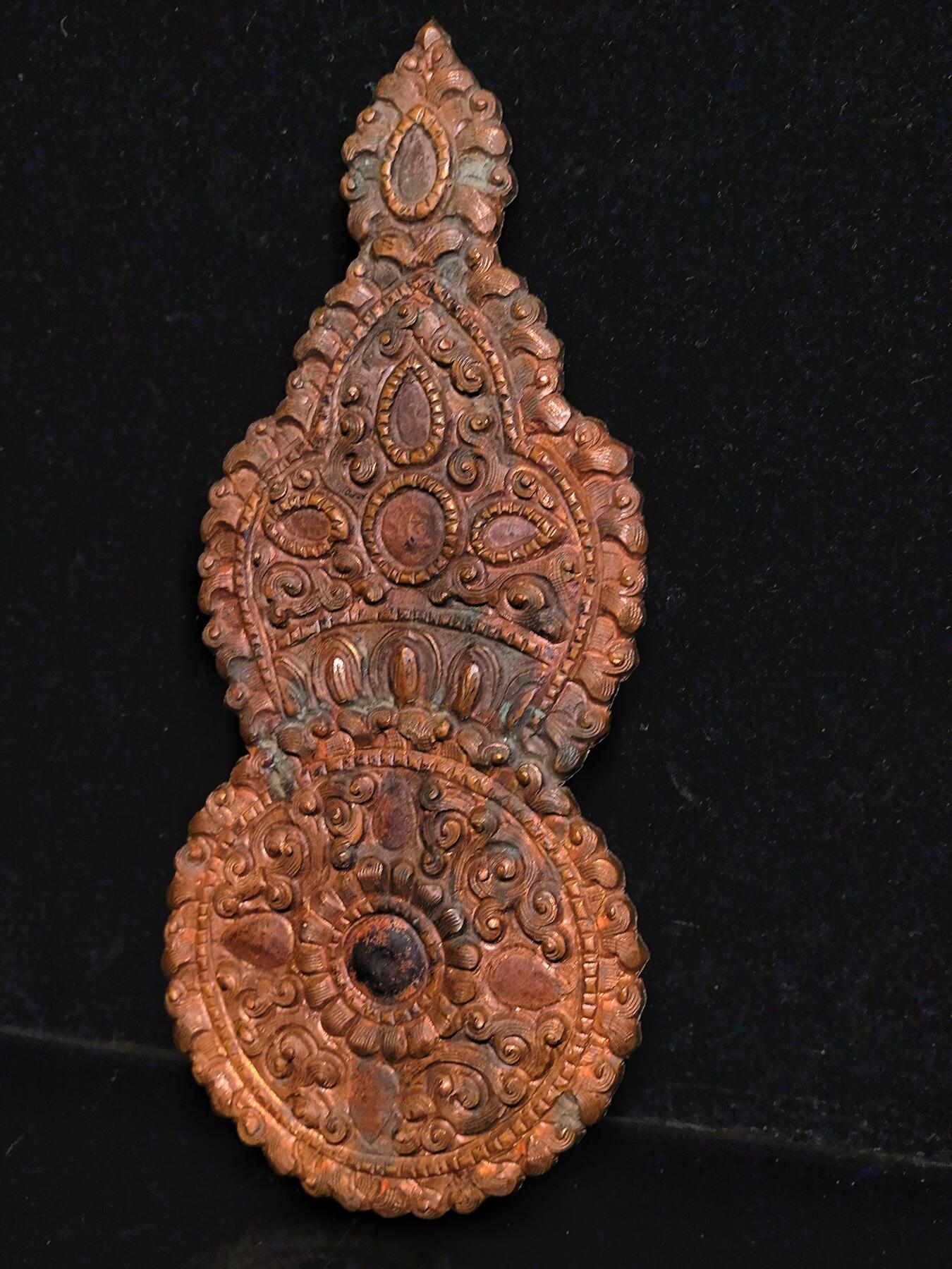 碧月说宝.雪域莲花开（二） 清代 藏传老铜佛龛饰片 百年锤揲八宝纹重器