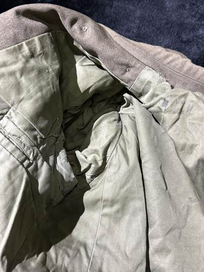 戎马世界章牌大赏第115期 美国飞行员衣服与空军嘉奖以及服役功绩奖章证书一套，获得事迹分别为保障联队从F-4鬼怪到F-16战隼的平稳换装转型以及在担任驻英国本特沃特斯第81战术战斗机联队生命保障主管期间以极强专业能力保障战机完好率，所属单位获评驻欧空军年度最优，为美国空军赢得重大荣誉