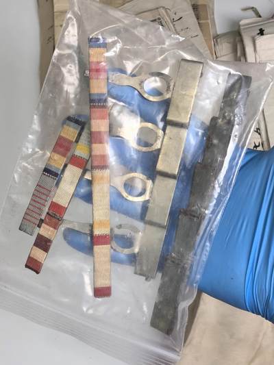 小驴勋章奖章收藏4月18日周六晚六点拍卖（珍爱和平，收藏战争，铭记历史，勿忘国耻，忠党爱国。有偿代拍，送拍规则在简介最后，参拍须阅读规则后再参拍，关系到运费包装发货时效真假辨别等关键信息，拍卖时不再发原图，看大图店主微信码在拍卖店铺介绍里或者找我要） 伟大的抗日战争时期日方从军记章勋记、杂件等在一个皮箱里一套