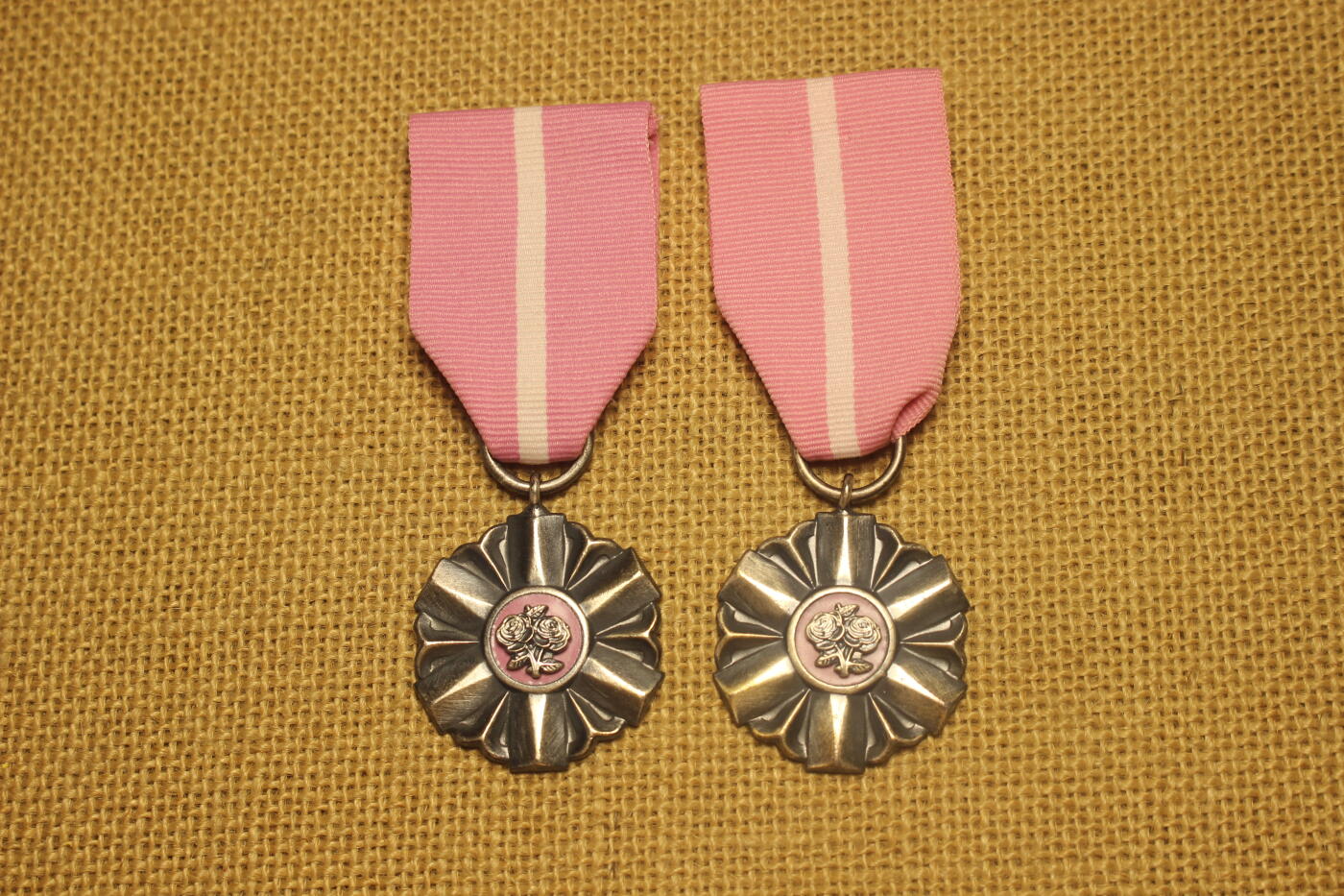 2026.4.21杂货小拍卖 波兰金婚奖章一组，附带原主人获奖时的照片一组，库存品相
