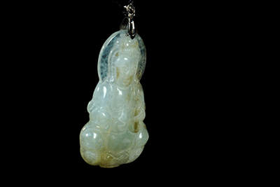 上海都达杂项专场102【全场包邮】  天然冰种翡翠（A货）精雕《持瓶观音》挂件 97-64