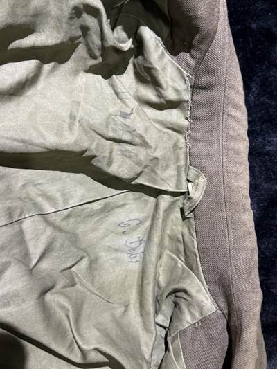 戎马世界章牌大赏第115期 美国飞行员衣服与空军嘉奖以及服役功绩奖章证书一套，获得事迹分别为保障联队从F-4鬼怪到F-16战隼的平稳换装转型以及在担任驻英国本特沃特斯第81战术战斗机联队生命保障主管期间以极强专业能力保障战机完好率，所属单位获评驻欧空军年度最优，为美国空军赢得重大荣誉