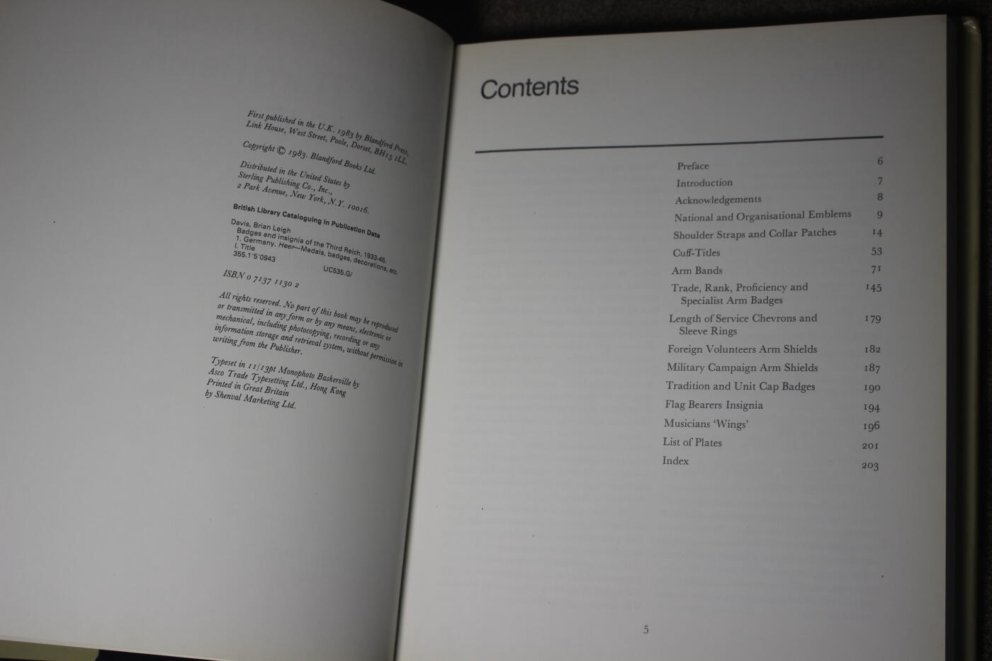 2026.4.21杂货小拍卖 德三组织标识，全书203页，实物照片和彩绘图片作比较，较为详细的介绍了德三的各类军事和民间组织标识，库存品相